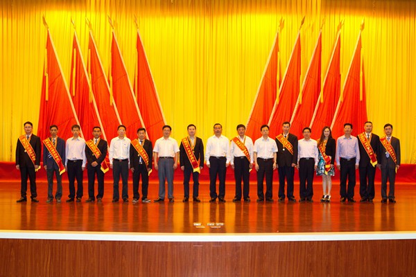 东方深夜乳液频道丶6樱花免费董事长龚大兴当选涪陵区第三届劳动模范